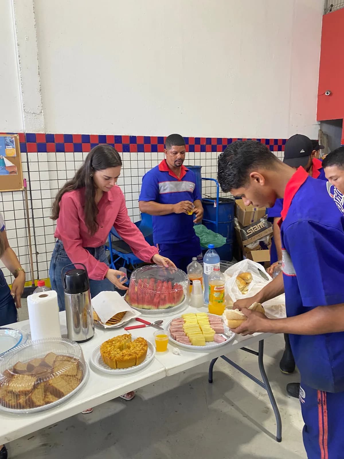 Mesa de café com a equipe de uma empresa cliente