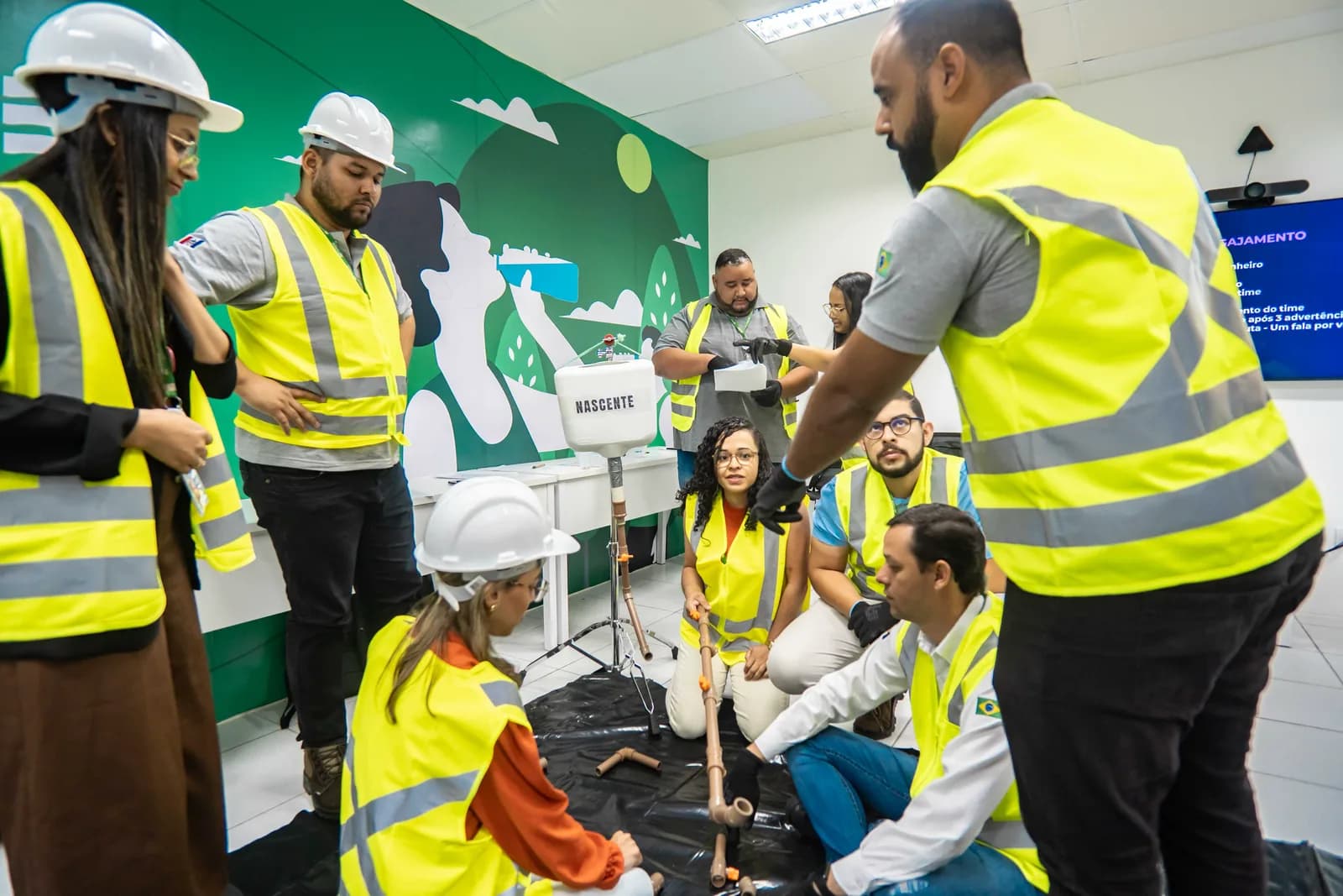 Equipe de colete e capacete montando uma atividade prática