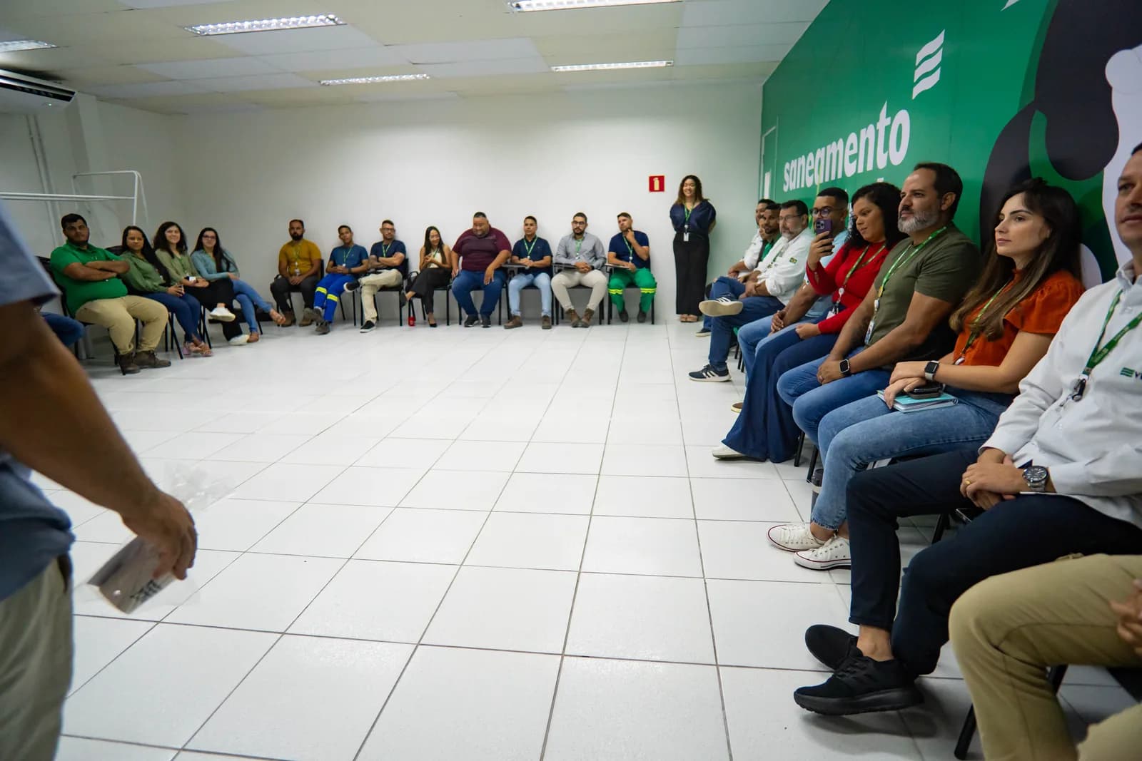 Turma sentada em roda durante um treinamento
