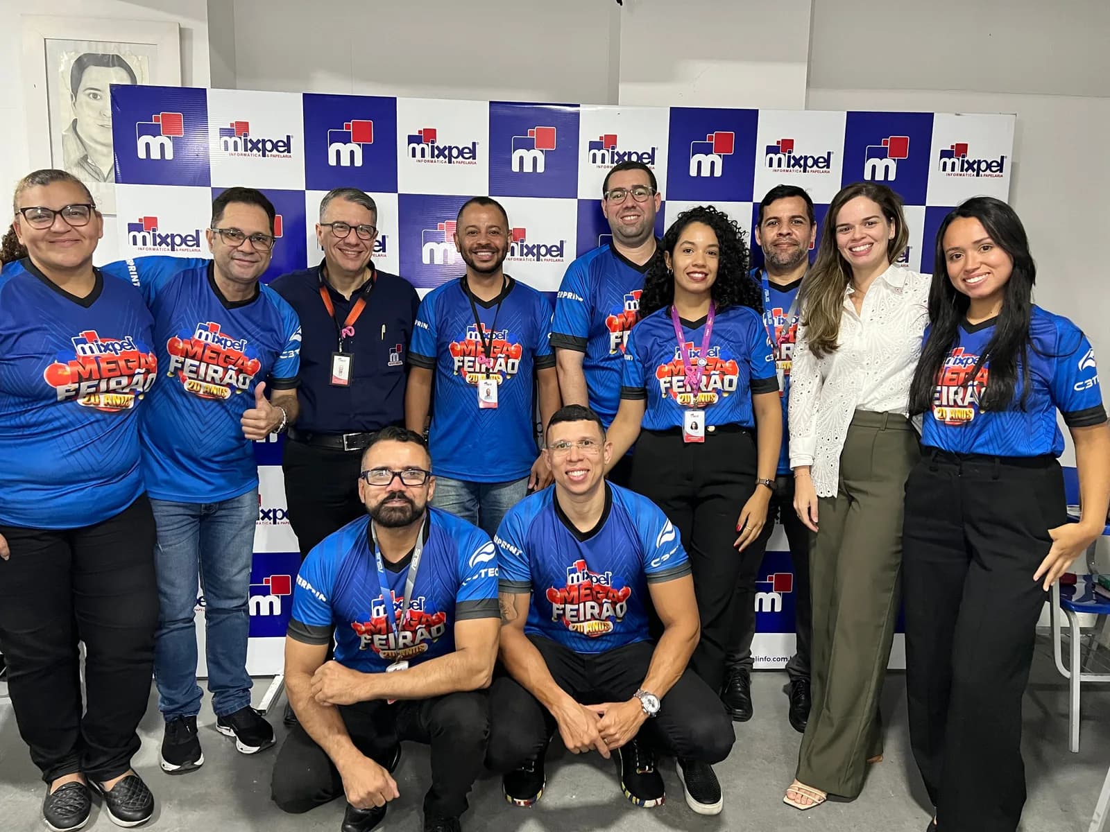 Dayse com a equipe de uma empresa cliente ao fim de um treinamento